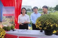 Lãnh đạo chính quyền địa phương tham gia bán hàng livestream giúp nông dân.