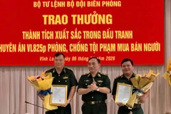 Thiếu tướng Đỗ Ngọc Cảnh trao thưởng cho tập thể có thành tích xuất sắc trong đấu tranh Chuyên án VL825p phòng, chống tội phạm mua bán người.