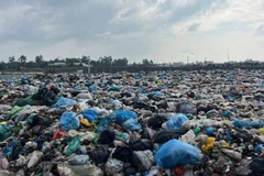 Bãi rác An Hiệp ô nhiễm khiến người dân bức xúc, chặn xe chở rác vào đổ. (Ảnh: HOÀNG TRUNG)