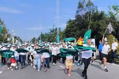Đông đảo cán bộ, nhân dân, học sinh, sinh viên tham gia chương trình Toàn dân tập luyện thể dục thể thao.