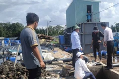 Kiểm tra việc khắc phục ô nhiễm môi trường tại bãi rác An Hiệp. (Ảnh: HOÀNG TRUNG)