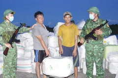 Lực lượng Bộ đội Biên phòng tỉnh Vĩnh Long bắt giữ hai phương tiện vận chuyển hàng hóa trái phép vào Việt Nam. (Ảnh: Trần Giỏi)