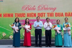 Lãnh đạo Tỉnh ủy Vĩnh Long trao kỷ niệm chương vì sự phát triển của Phụ nữ Việt Nam cho các chị em phụ nữ trong tỉnh. (Ảnh: HOÀNG TRUNG)