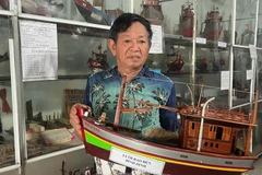 Nghệ nhân Nguyễn Văn Léo bên những chiếc tàu đánh cá gắn liền với cuộc đời mình. (Ảnh: HOÀNG TRUNG)