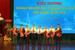 Đại diện các doanh nghiệp được biểu dương trong buổi họp mặt. (Ảnh: HOÀNG TRUNG)