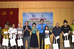 Trao quà cho các hộ dân có hoàn cảnh khó khăn tại xã Quới Điền.