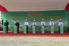 Đại biểu thực hiện nghi thức khởi công công trình đầu tư xây dựng cầu Đình Khao. (Ảnh: BÁ DŨNG)