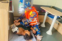 Thuyền viên gặp nạn trên biển kịp thời được sơ cứu, đưa vào bờ để chuyển đến bệnh viện.