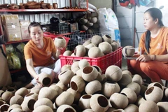 Sản xuất hàng thủ công mỹ nghệ từ dừa tại Vĩnh Long gặp nhiều khó khăn do tiêu thụ chậm. (Ảnh: HOÀNG TRUNG)