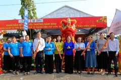 Đại biểu thực hiện nghi thức khai mạc hoạt động trưng bày, bán sản phẩm OCOP.