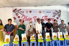 Đồng chí Hồ Thị Hoàng Yến cùng lãnh đạo chính quyền địa phương trao quà cho những hộ dân có hoàn cảnh khó khăn.