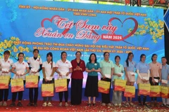 Lãnh đạo tham dự Chương trình tặng quà cho công nhân lao động.