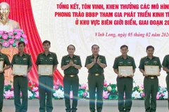 Lãnh đạo Bộ đội Biên phòng tỉnh Vĩnh Long trao giấy khen cho các tập thể, cá nhân có thành tích xuất sắc.