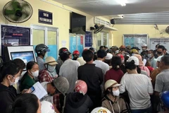 Người dân tập trung đến Ủy ban nhân dân xã Vĩnh Thành xin giấy xác nhận nguồn gốc hoa, cây cảnh.