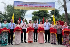 Đại biểu tham dự buổi Lễ thực hiện nghi thức cắt băng khánh thành cầu Đại đoàn kết tại ấp Hàm Luông (xã Tân Phú, tỉnh Vĩnh Long).
