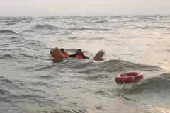 Hai thuyền viên gặp nạn trên biển được Lực lượng Bộ đội Biên phòng tỉnh Vĩnh Long cứu nạn kịp thời.