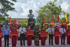 Lãnh đạo tham dự buổi Lễ thực hiện nghi thức cắt băng khánh thành tượng cụ Phan Liêm.