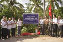 Lãnh đạo tỉnh Bến Tre cùng người dân thực hiện trồng cây xanh bảo vệ môi trường. (Ảnh: HOÀNG TRUNG).