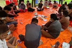 Nhóm đối tượng đánh bạc bị cơ quan Công an bắt giữ. (Ảnh: HOÀNG TRUNG)