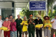 Chi hội Hỗ trợ, tri ân gia đình liệt sĩ tỉnh Bến Tre trao quà cho hộ gia đình chính sách trên địa bàn. (Ảnh: HOÀNG TRUNG)