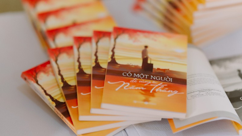 Bìa sách "Có một người đi cùng ta năm tháng". (Ảnh: BTC)