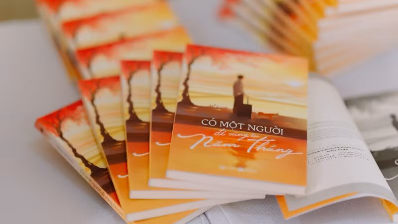 Bìa sách "Có một người đi cùng ta năm tháng". (Ảnh: BTC)