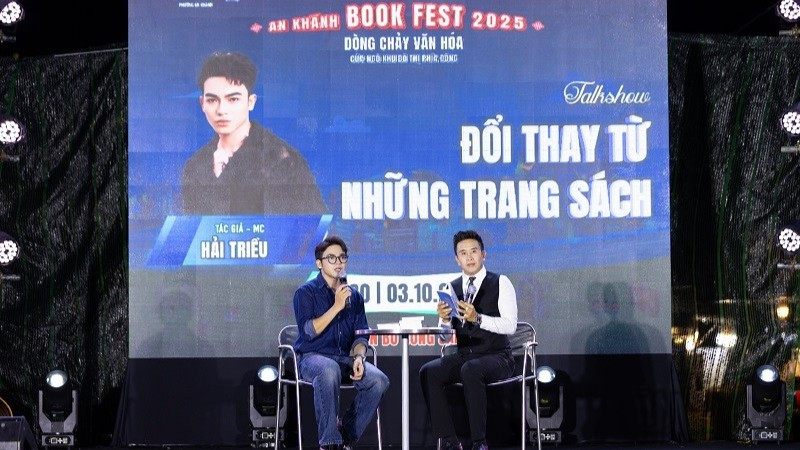 Tác giả, MC Hải Triều chia sẻ tại talkshow “Đổi thay từ những trang sách”. (Ảnh: NVCC)