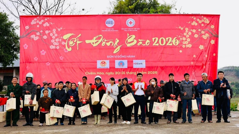 Trao tặng quà cho những gia đình có hoàn cảnh khó khăn tại xã Chiêm Hóa, tỉnh Tuyên Quang. (Ảnh: BTC)