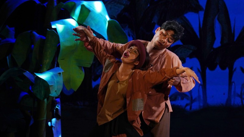 Các nghệ sĩ trẻ biểu diễn trích đoạn "Chí Phèo-Thị Nở" tại buổi gặp mặt đầu xuân. (Ảnh: Nhà hát kịch Việt Nam).