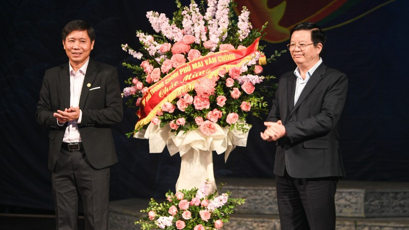 Phó Thủ tướng Chính phủ Mai Văn Chính dự buổi diễn và gửi lẵng hoa chúc mừng. (Ảnh: AN NHIÊN)