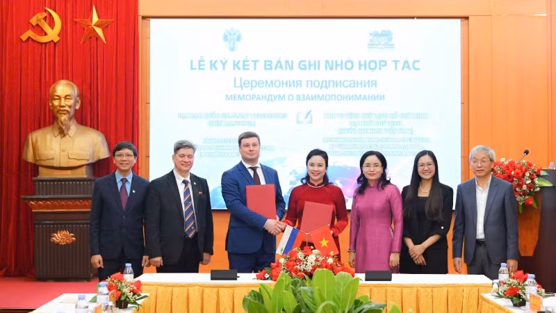 Đại diện Khu Di tích Chủ tịch Hồ Chí Minh tại Phủ Chủ tịch và Đại học Quốc gia Saint Petersburg (Liên bang Nga) ký kết Bản ghi nhớ hợp tác giai đoạn 2025-2030.