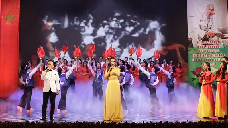 “Mãi mãi tấm lòng son, ngòi bút sắc” là chương trình nghệ thuật đặc biệt chào mừng kỷ niệm 100 năm Ngày Báo chí Cách mạng Việt Nam. (Ảnh: TUẤN MINH)