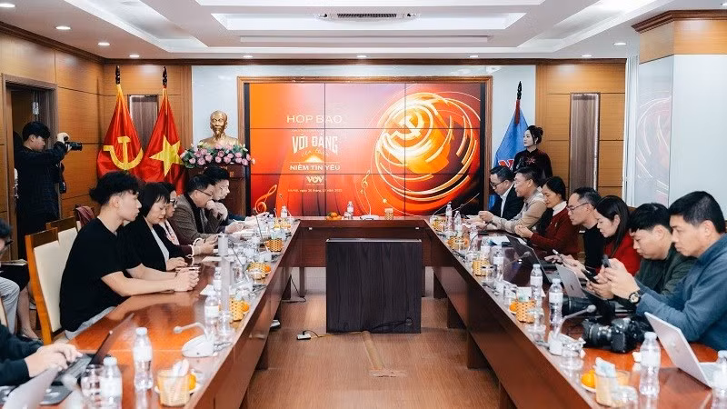 Họp báo giới thiệu Chương trình nghệ thuật “Với Đảng vẹn toàn niềm tin yêu”. (Ảnh: VOV)