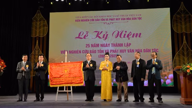 Viện Nghiên cứu bảo tồn và phát huy văn hóa dân tộc đón nhận bức vinh danh từ Liên hiệp các Hội Khoa học và kỹ thuật Việt Nam. 