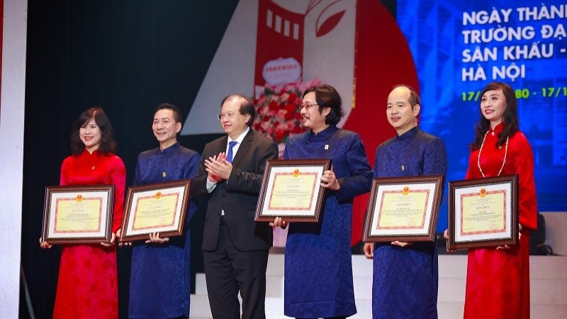 Thứ trưởng Văn hóa, Thể thao và Du lịch Tạ Quang Đông trao Bằng khen cho các tập thể và cá nhân tiêu biểu. 