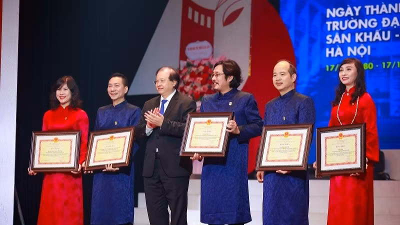 Thứ trưởng Văn hóa, Thể thao và Du lịch Tạ Quang Đông trao Bằng khen cho các tập thể và cá nhân tiêu biểu. 