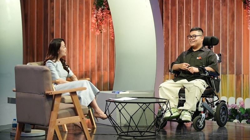 "Trạm yêu thương" kể câu chuyện về hành trình chiến thắng nghịch cảnh của chàng trai bại não. (Ảnh: Ê-kíp sản xuất)