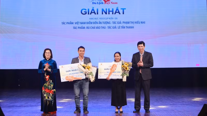 Trao giải Nhất hạng mục video/clip ngắn, dài cho các tác giả.