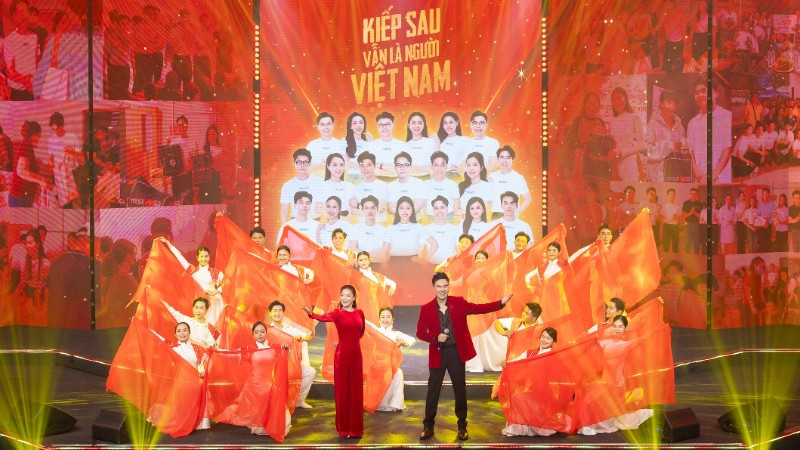 MC Quốc Trí song ca cùng ca sĩ Thanh Ngọc trong đêm chung kết The TVFace - Gương mặt truyền hình 2025. (Ảnh: NVCC)