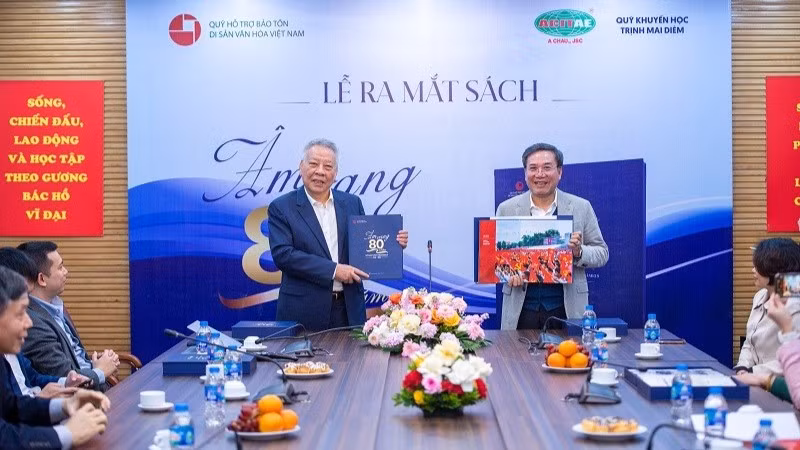 Ra mắt Sách ảnh “Âm vang 80 năm Cách mạng Tháng Tám và Quốc khánh 2-9 (1945-2025)”. (Ảnh: NGỌC QUANG)