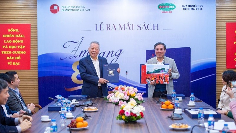 Ra mắt Sách ảnh “Âm vang 80 năm Cách mạng Tháng Tám và Quốc khánh 2-9 (1945-2025)”. (Ảnh: NGỌC QUANG)