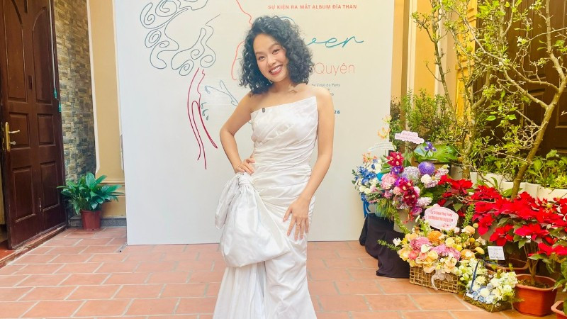 Hoàng Quyên tại buổi ra mắt album đĩa than "River".