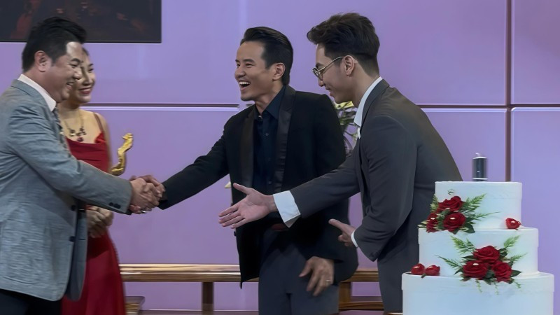 Diễn viên Hồ Quang Mẫn (vest đen) đảm nhận hai vai diễn trong vở kịch “Tin ở hoa hồng”. (Ảnh: NHÂN VẬT CUNG CẤP)