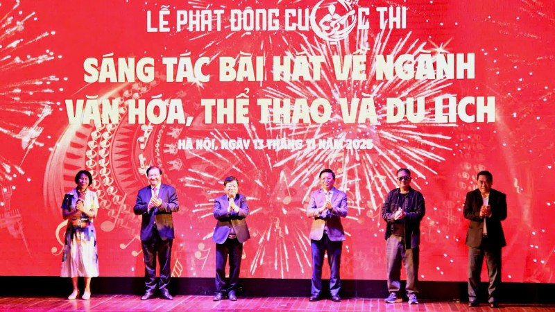 Các đại biểu thực hiện nghi thức phát động cuộc thi. (Ảnh: PHẠM SỸ)