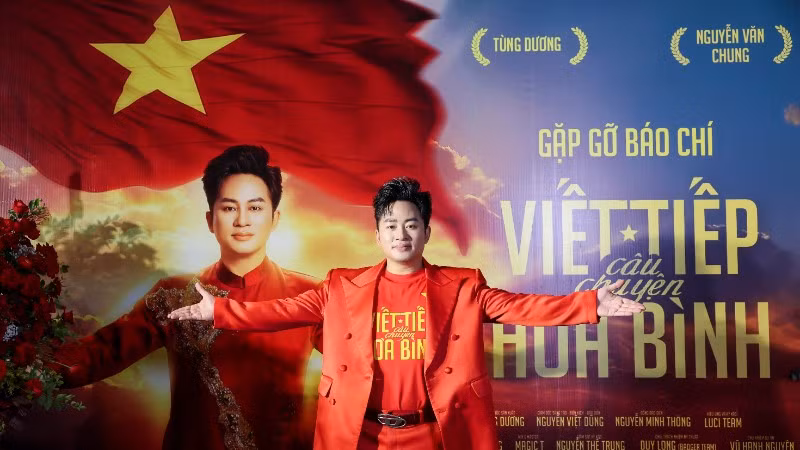 Ca sĩ Tùng Dương ra mắt MV “Viết tiếp câu chuyện hòa bình”. (Ảnh: MẠNH NGUYỄN)