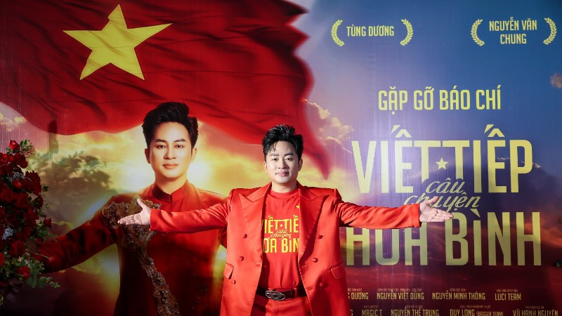 Ca sĩ Tùng Dương ra mắt MV “Viết tiếp câu chuyện hòa bình”. (Ảnh: MẠNH NGUYỄN)