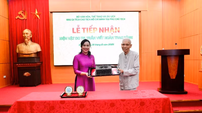 Tiến sĩ Trần Viết Hoàn trao tặng hiện vật cho Khu di tích Phủ Chủ tịch. (Ảnh: BTC)