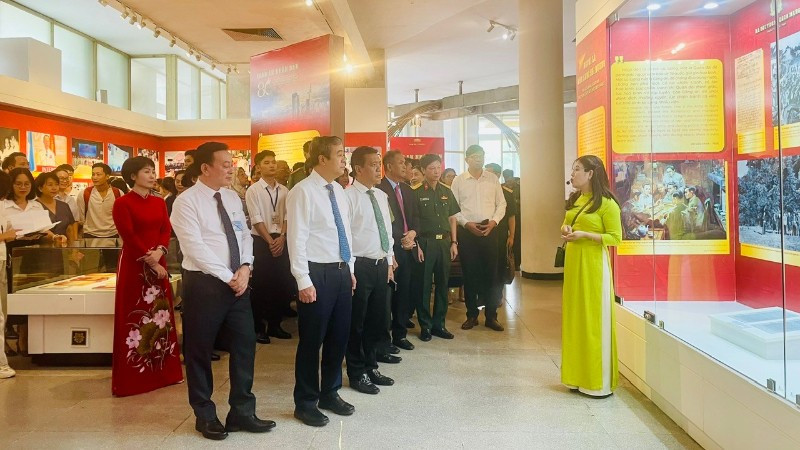 Các đại biểu nghe giới thiệu về Trưng bày chuyên đề “Công an nhân dân-80 năm khắc ghi lời Bác”.