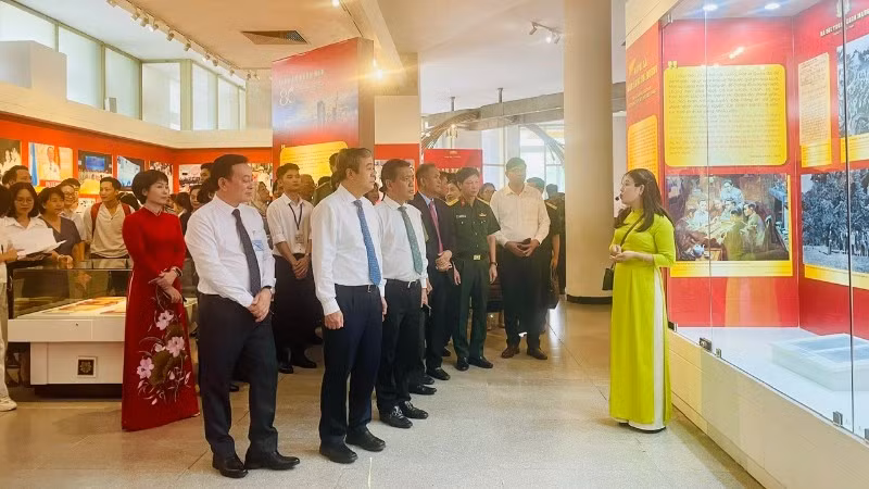 Các đại biểu nghe giới thiệu về Trưng bày chuyên đề “Công an nhân dân-80 năm khắc ghi lời Bác”.