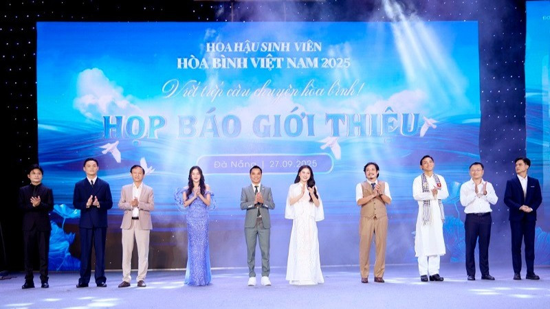 Các đại biểu thực hiện nghi thức khởi động Cuộc thi Hoa hậu sinh viên Hòa bình Việt Nam 2025. (Ảnh: BTC)